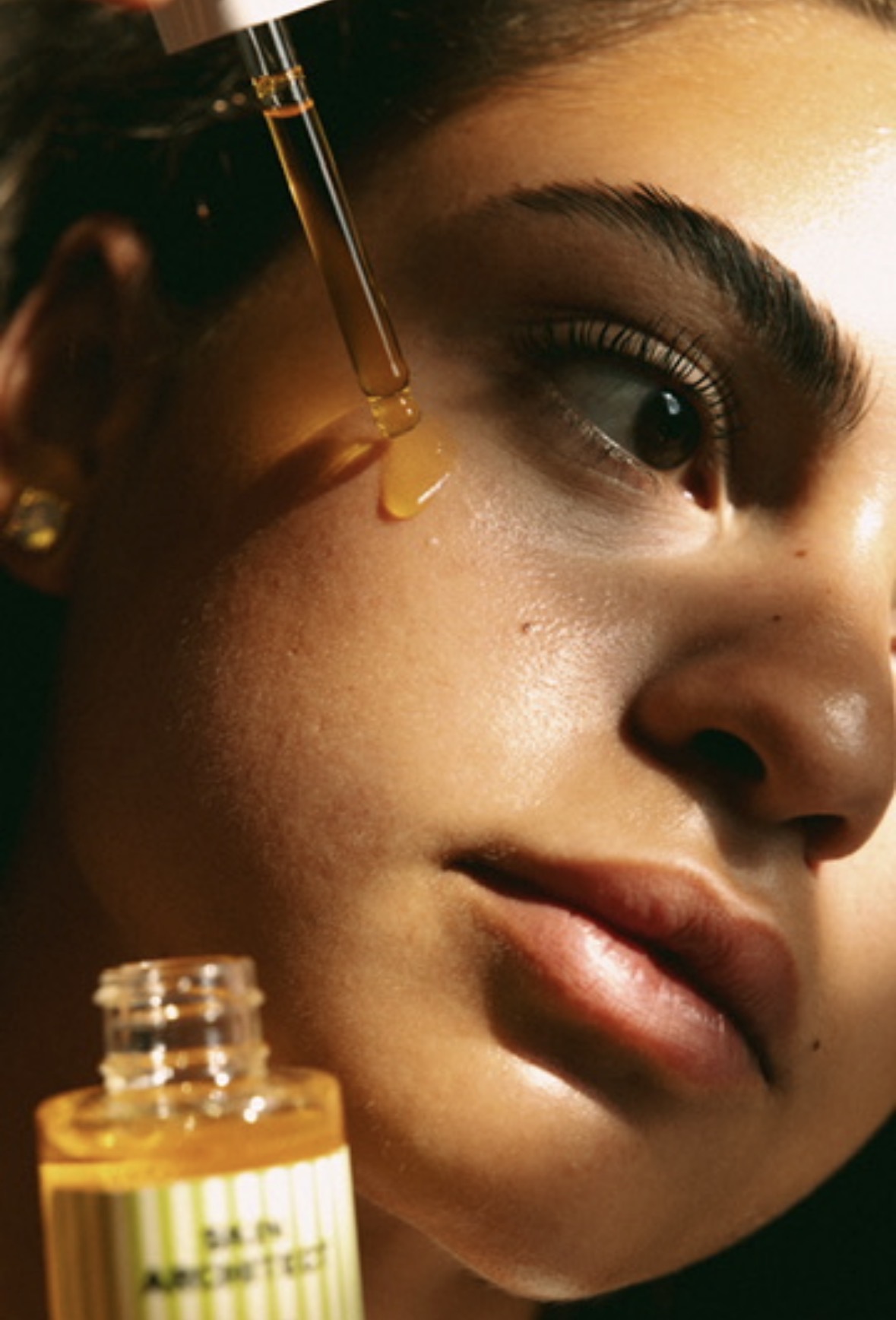 Skin Architect Anti-Age Day Cream in de hand van een model